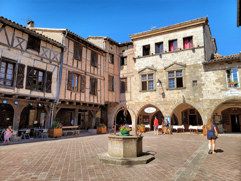 https://www.guide-tarn-aveyron.com/fr/selon-mes-envies/culturelle/article-decouvrez-le-village-medieval-de-castelnau-de-montmiral-123.html