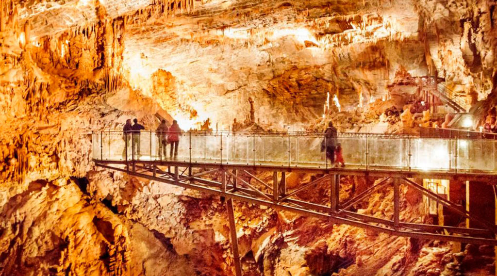 Le gouffre géant de Cabrespine : http://www.tourisme-montagnenoire.com/decouvrir/aux-alentours/sites-patrimoniaux