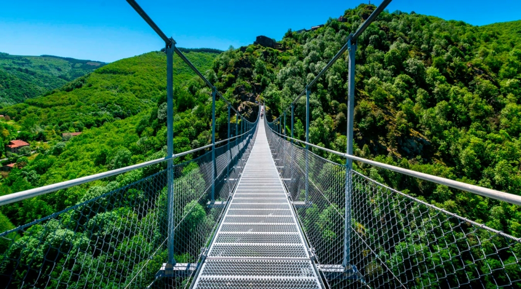 La passerelle de Mazamet : https://www.guide-tarn-aveyron.com/fr/tourisme/decouvrir/sites-touristiques/sites-naturels/mazamet-158/la-passerelle-de-mazamet-et-les-gorges-de-l-arnette-7150.html